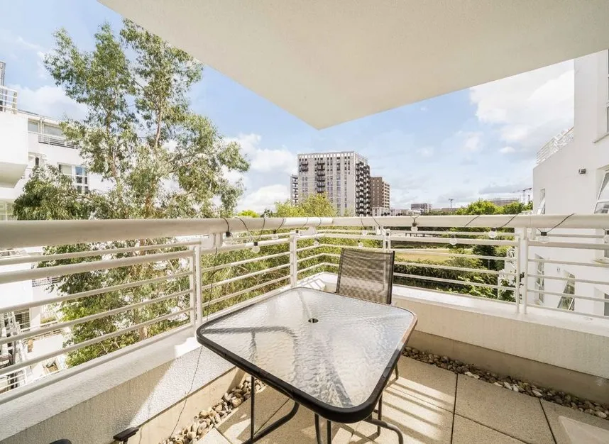 2 bed flat for sale, Barrier Point Road, Royal Wharf, E16