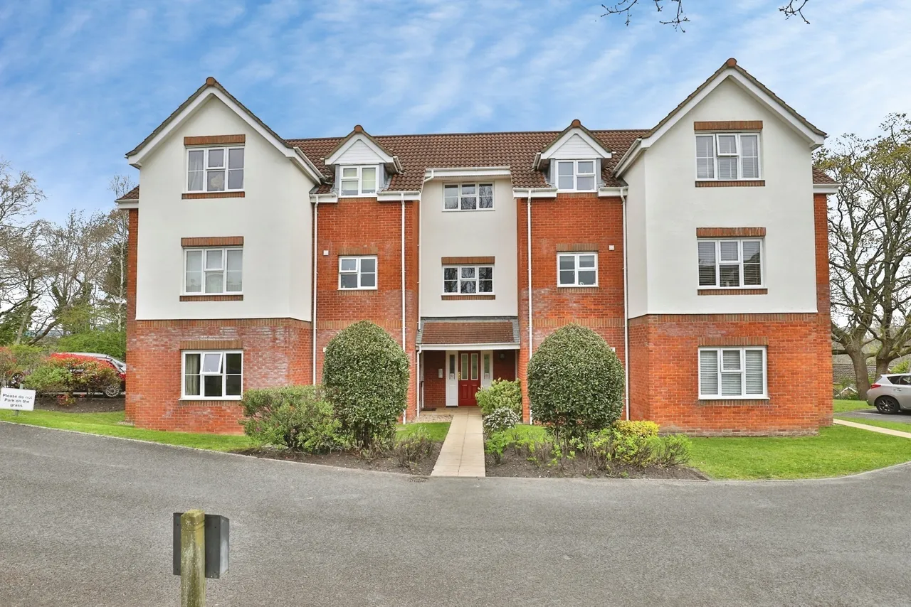 2 bed flat for sale, Alder Heights, Poole, BH12