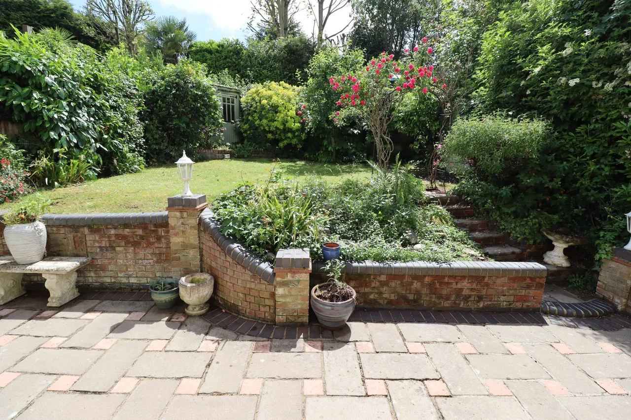 Elm Drive, Rayleigh, Essex, SS6 8AB, photo 2