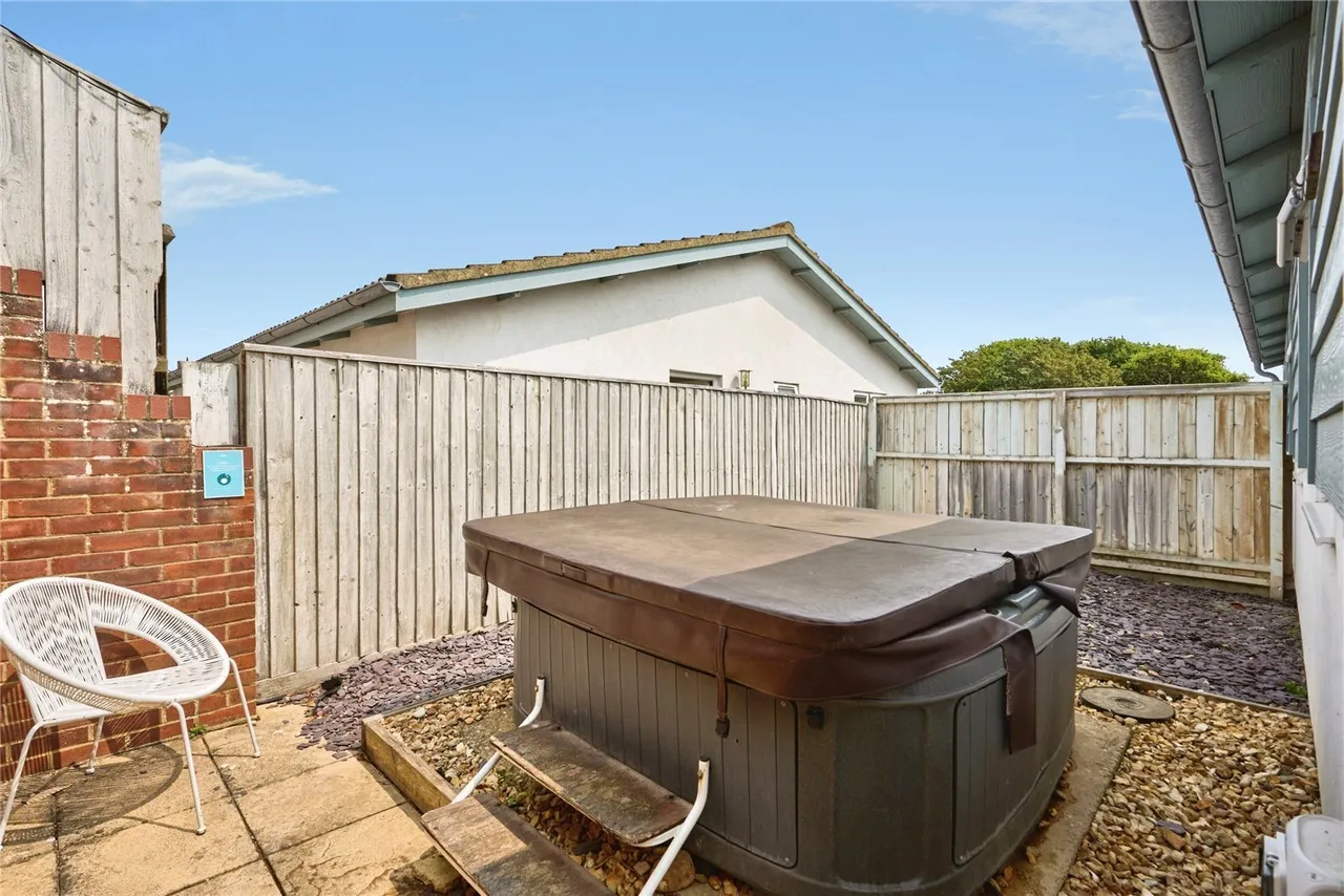 Fort Warden Road, Totland Bay, PO39, photo 5