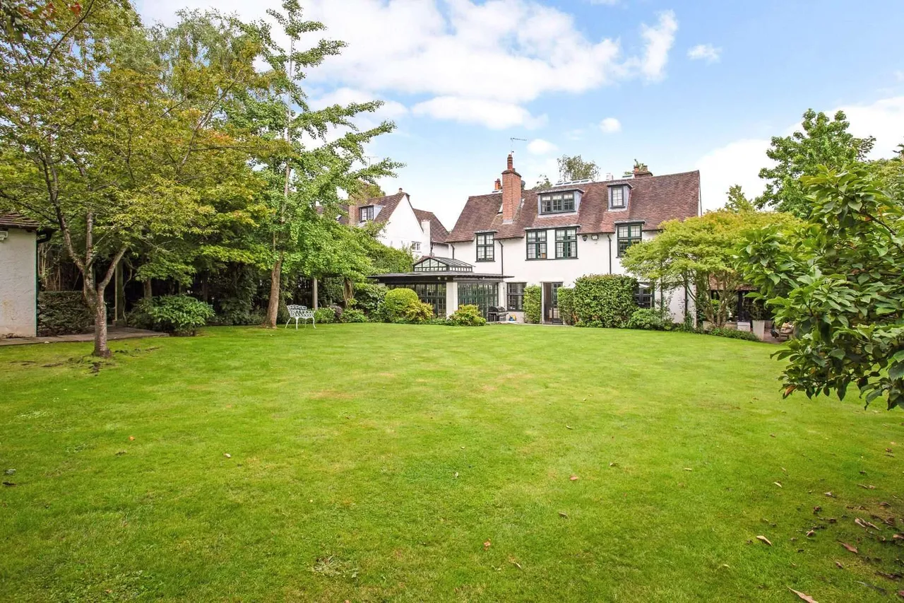 6 bed house for sale — The Bishops Avenue, London, N2 0AN