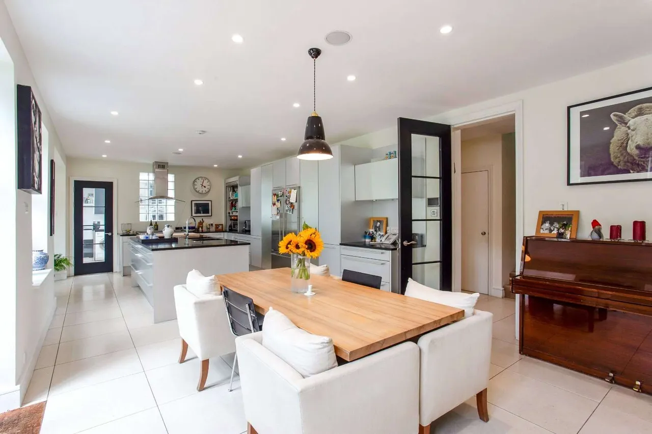 The Bishops Avenue, London, N2 0AN, photo 3