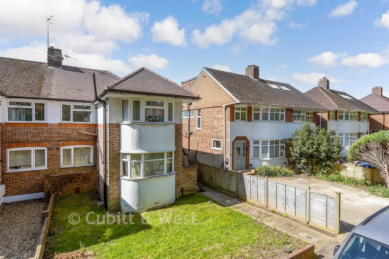 2 bed flat for sale, Kingsley Grove, Reigate, RH2
