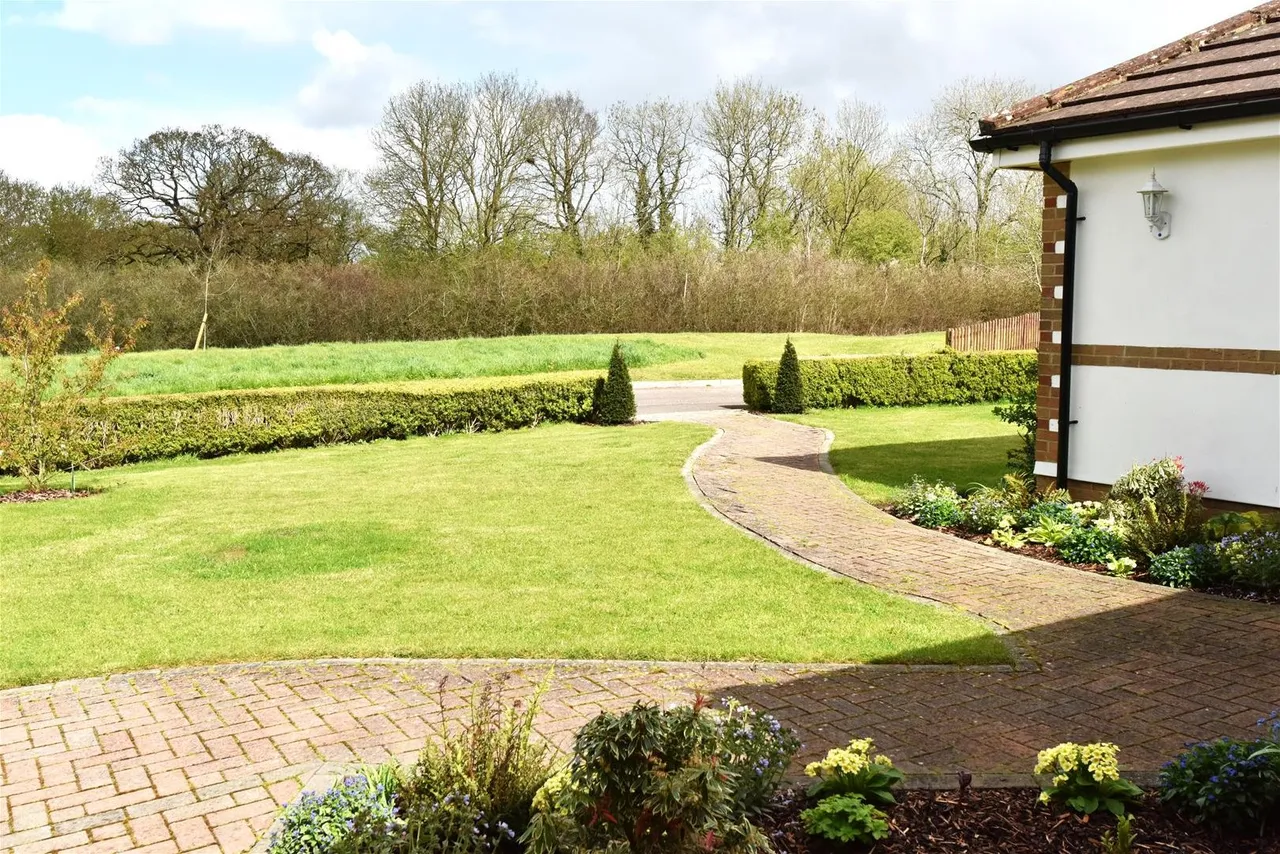 Swallowfields, Gillingham, Dorset SP8 4US, photo 15