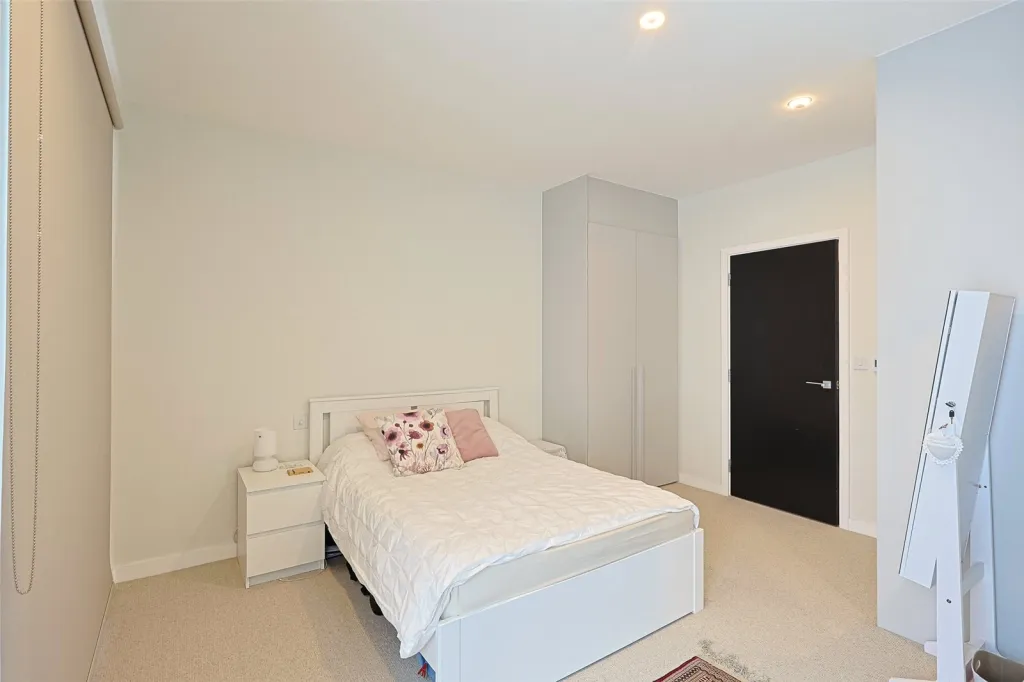 Middle Road, Ealing, W7, photo 14