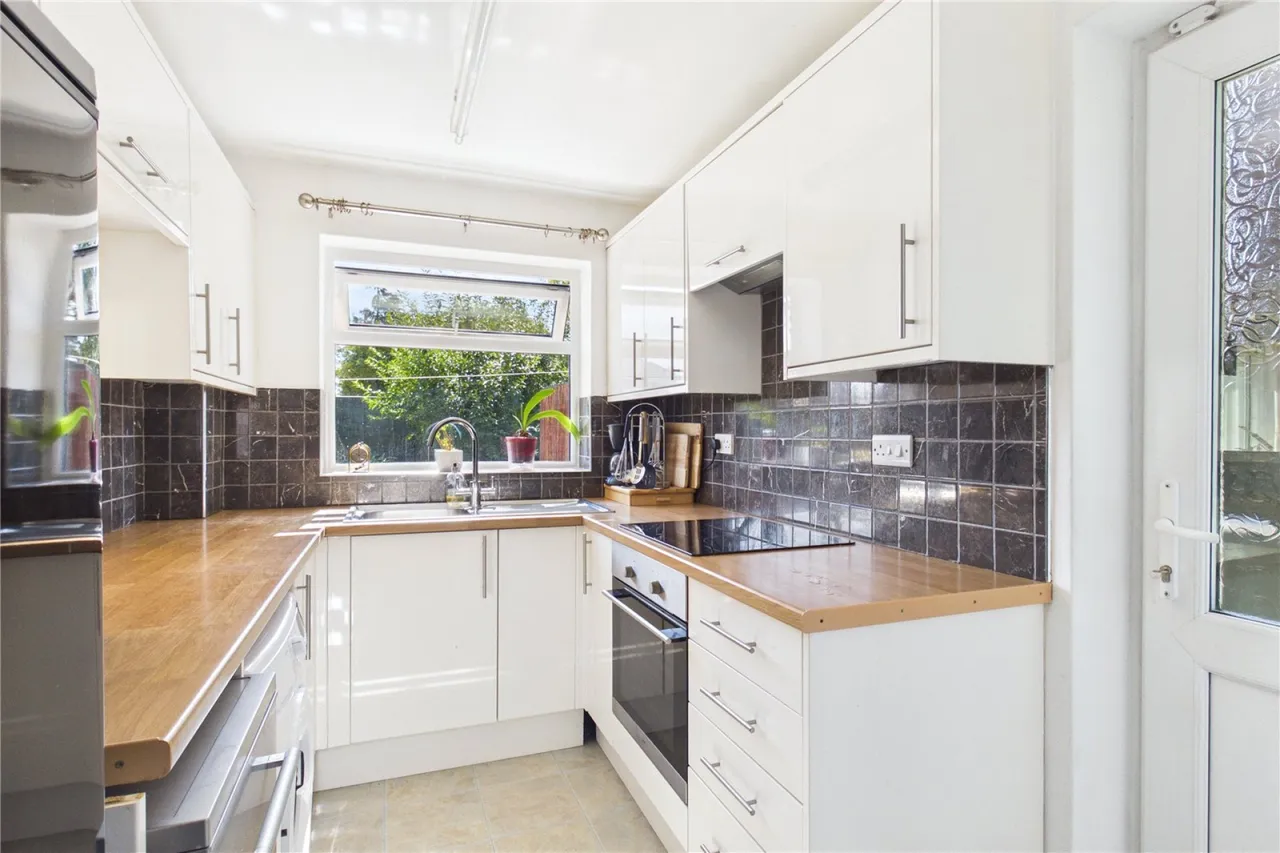 Garlands Close, Burghfield Common, RG7, photo 3