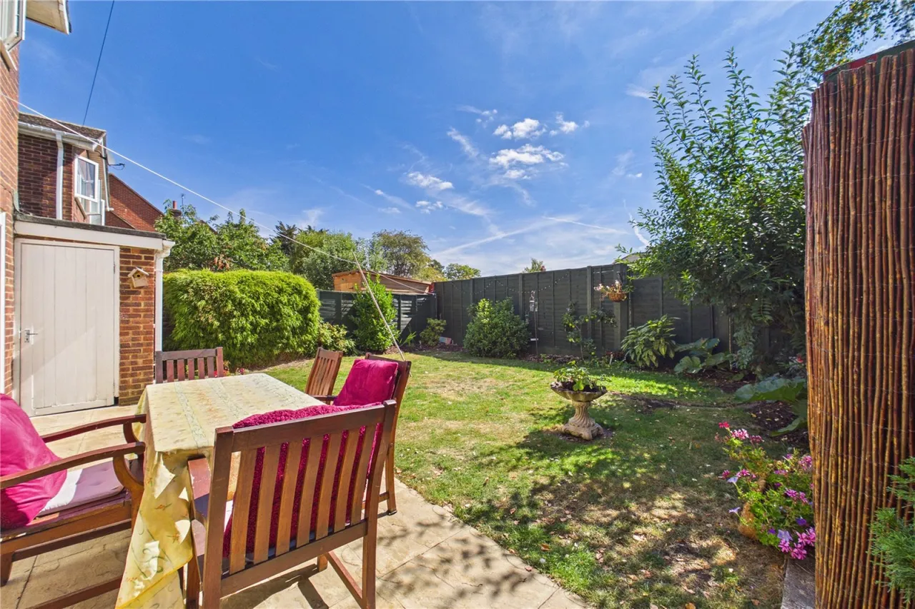 Garlands Close, Burghfield Common, RG7, photo 11