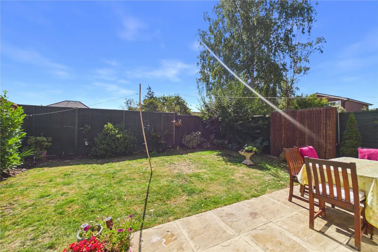 Garlands Close, Burghfield Common, RG7, photo 2