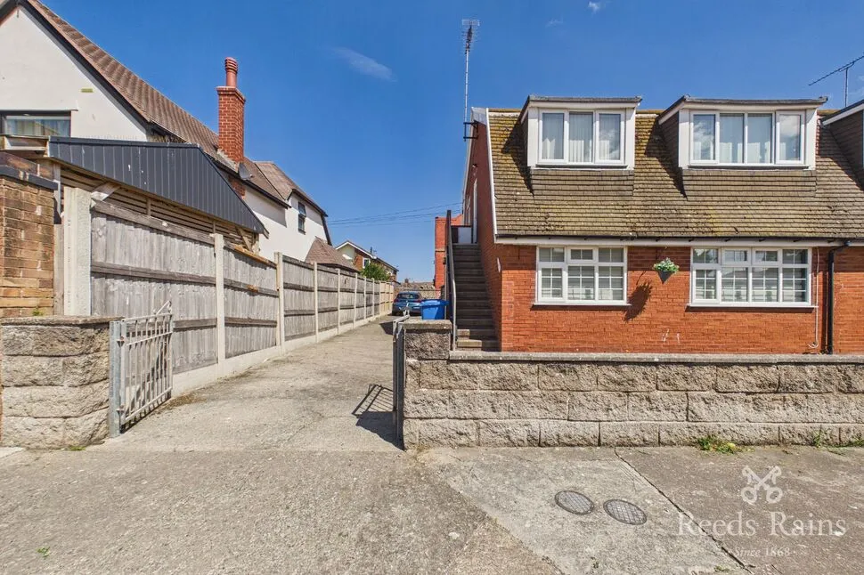 2 bed flat for sale — Grosvenor Road, Rhyl, Denbighshire, LL18