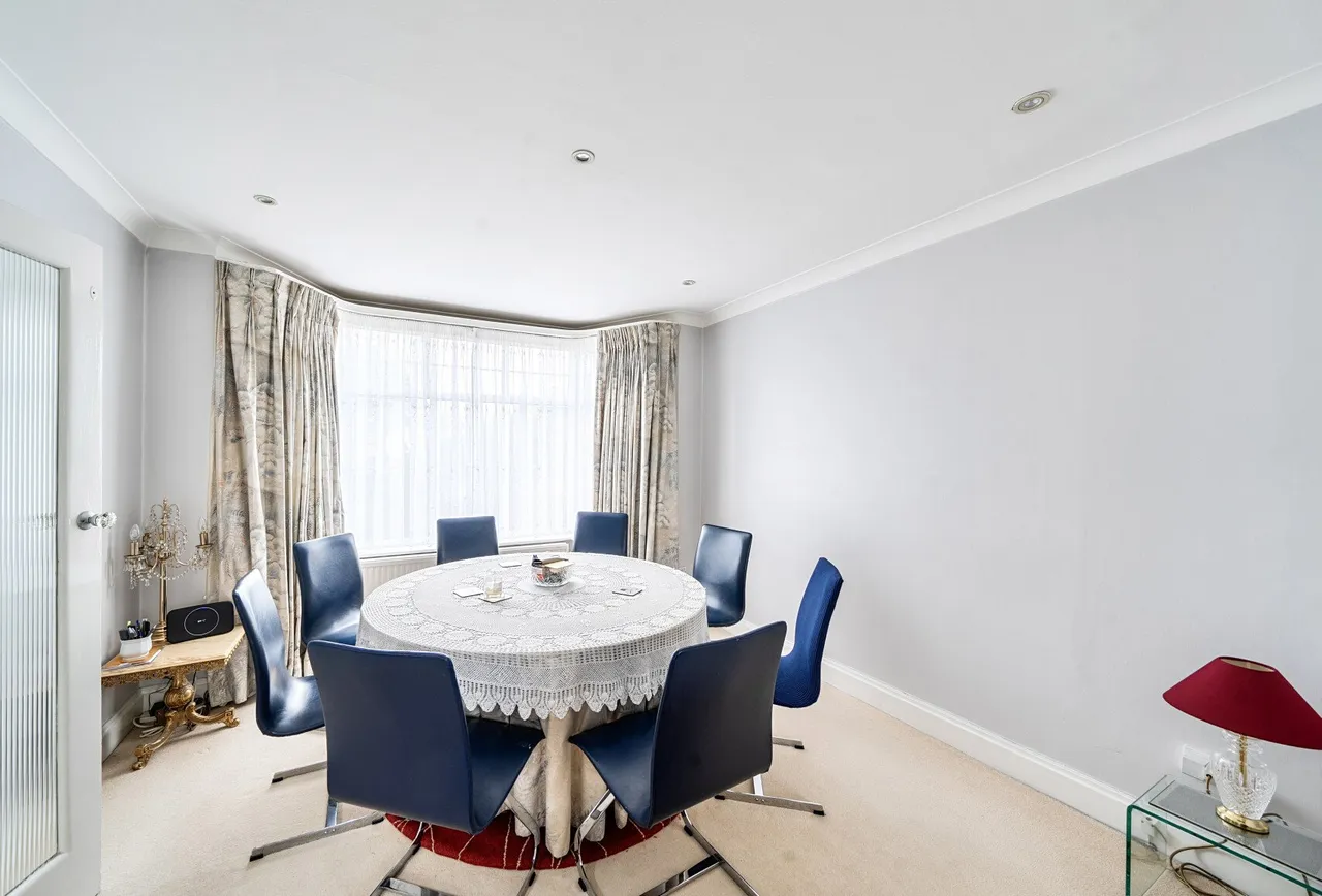 Holyrood Gardens, Edgware, HA8 5LR, photo 3
