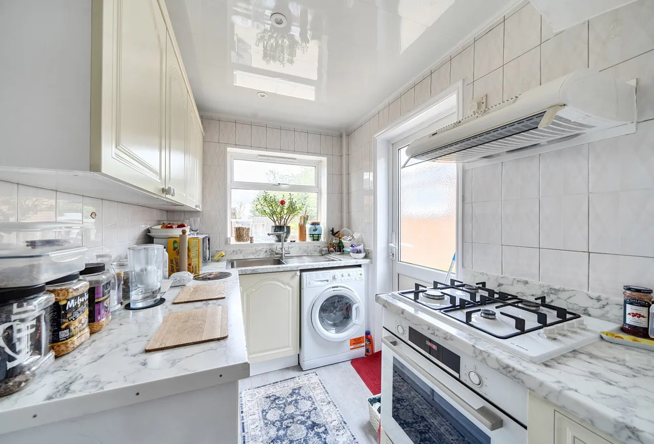 Holyrood Gardens, Edgware, HA8 5LR, photo 4