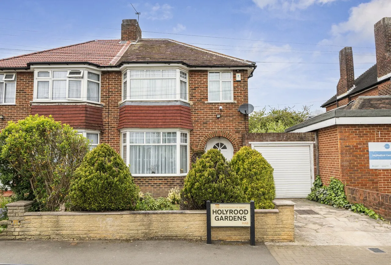 Holyrood Gardens, Edgware, HA8 5LR, photo 2
