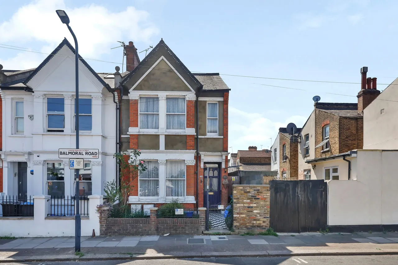 3 bed house for sale, Balmoral Road, London, NW2