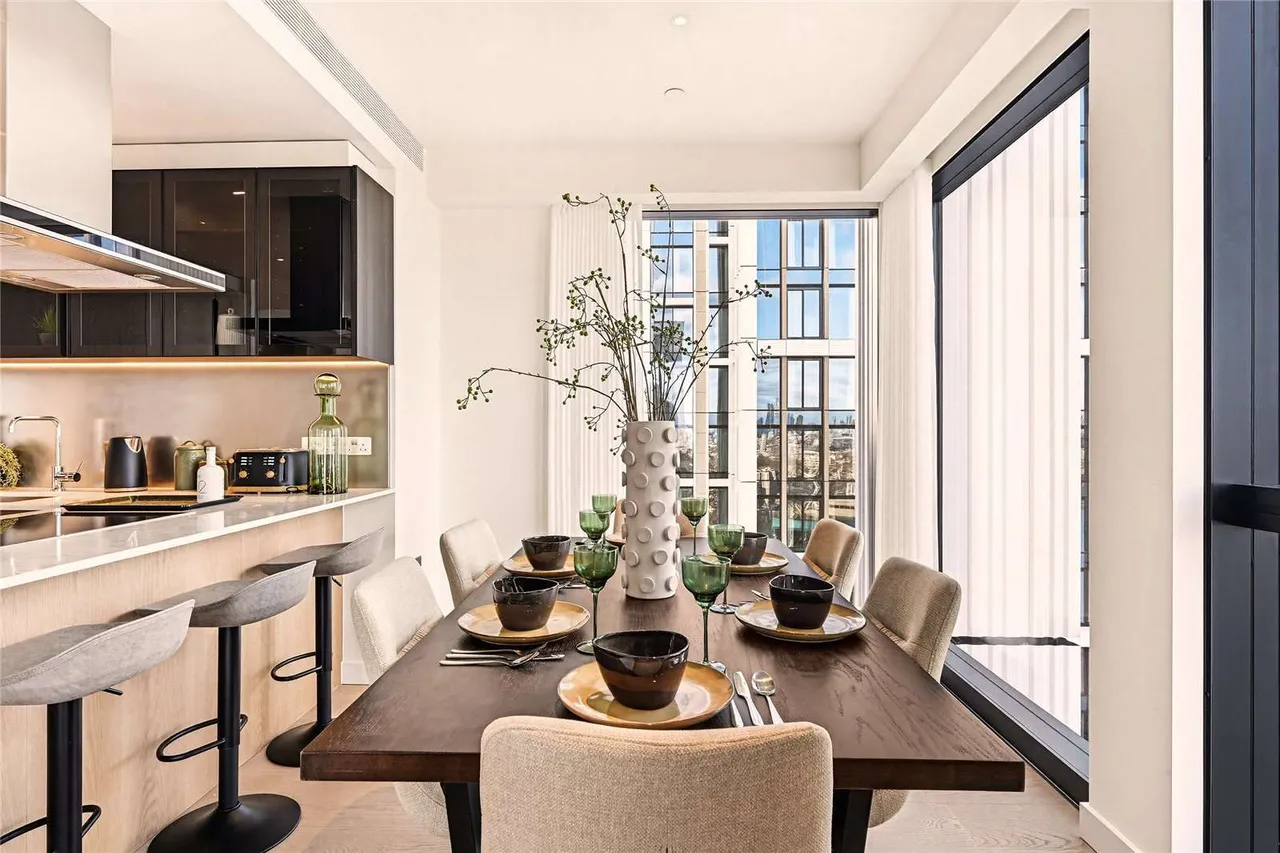 2 bed new development to rent — Nine Elms Lane, London, SW8 5HR