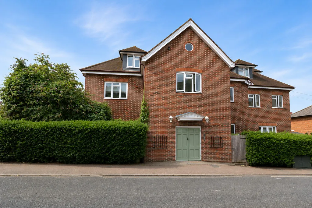 2 bed flat for sale, Junction Road, Dorking, RH4