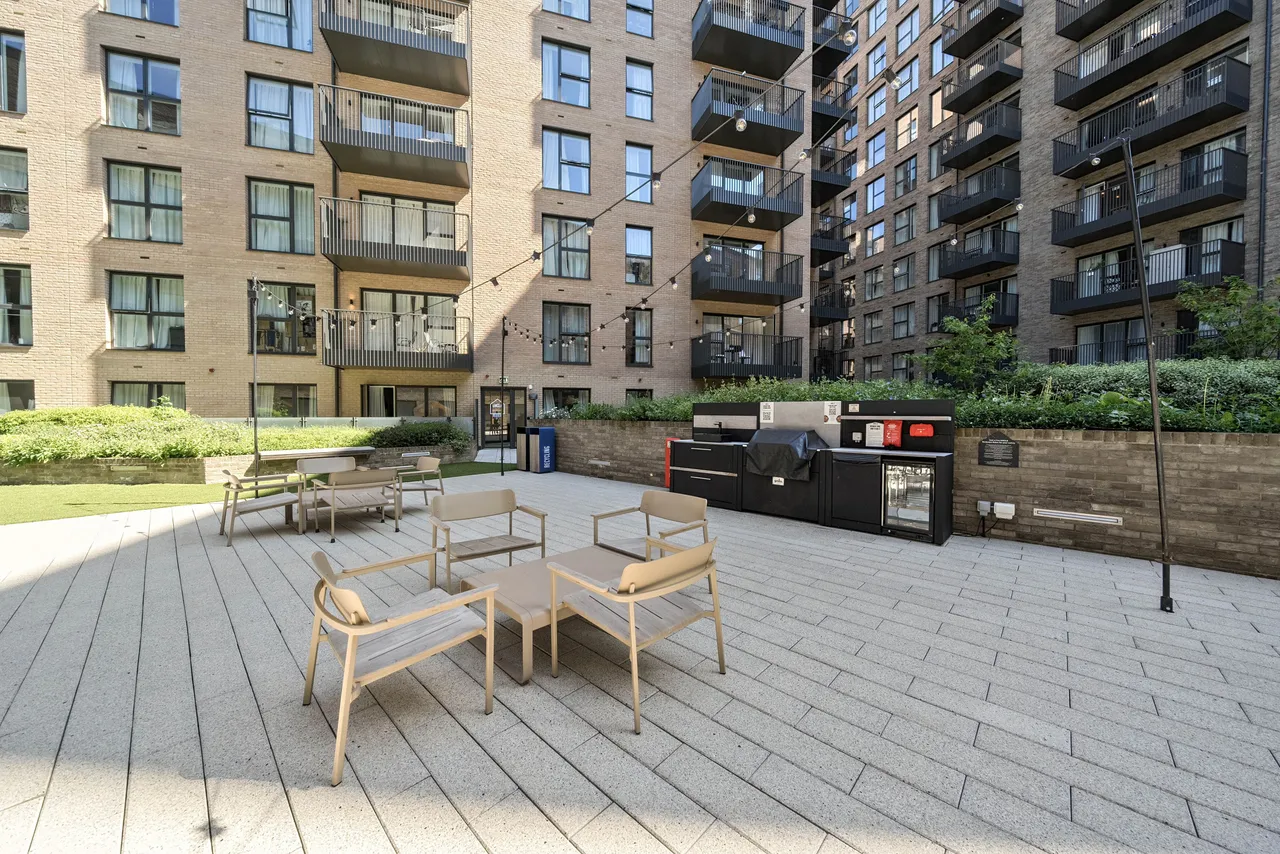 London, NW9, photo 25