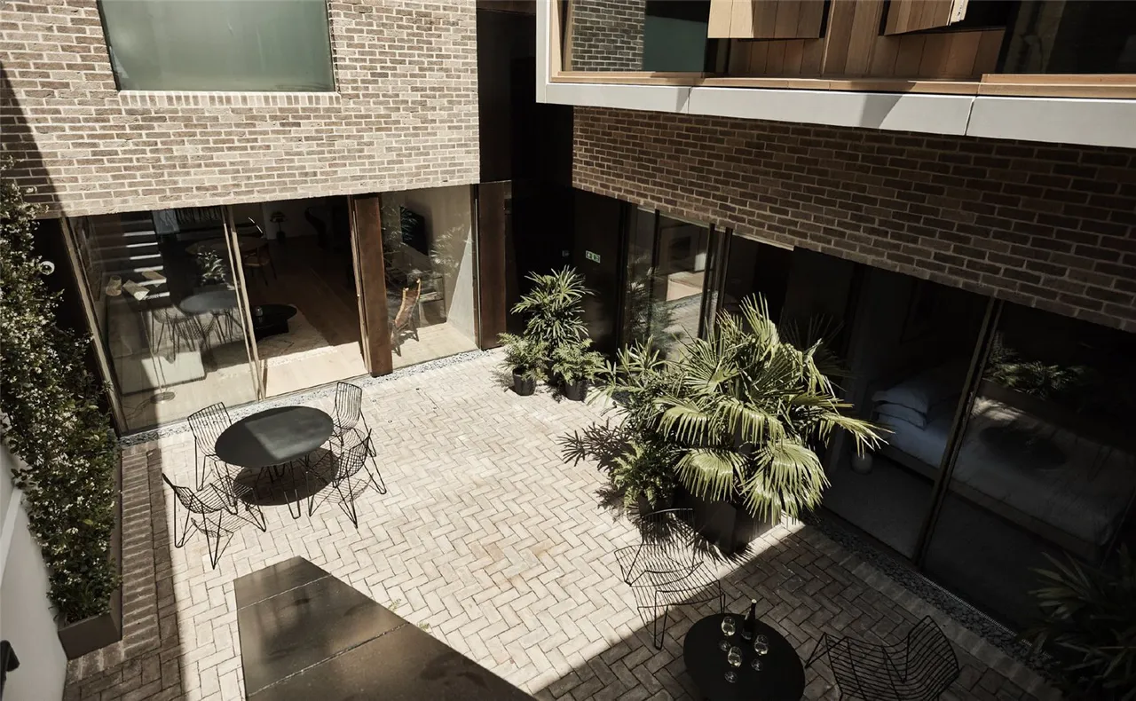 3 bed flat to rent, Weymouth Mews, Marylebone, W1G