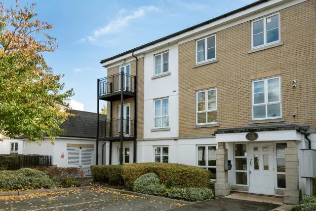 2 bed flat to rent, Tudor Way, Woking, GU21
