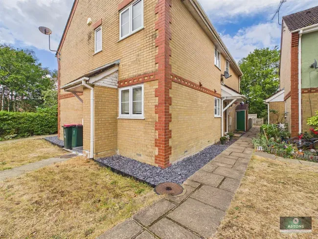 2 bed house for sale — Dakin Close, Maidenbower, Crawley