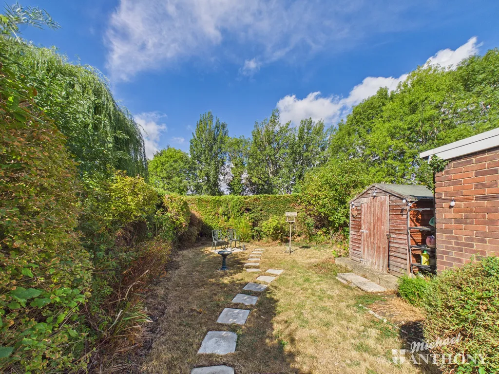 Dover Hedge, Aylesbury, HP21 7AH, photo 17
