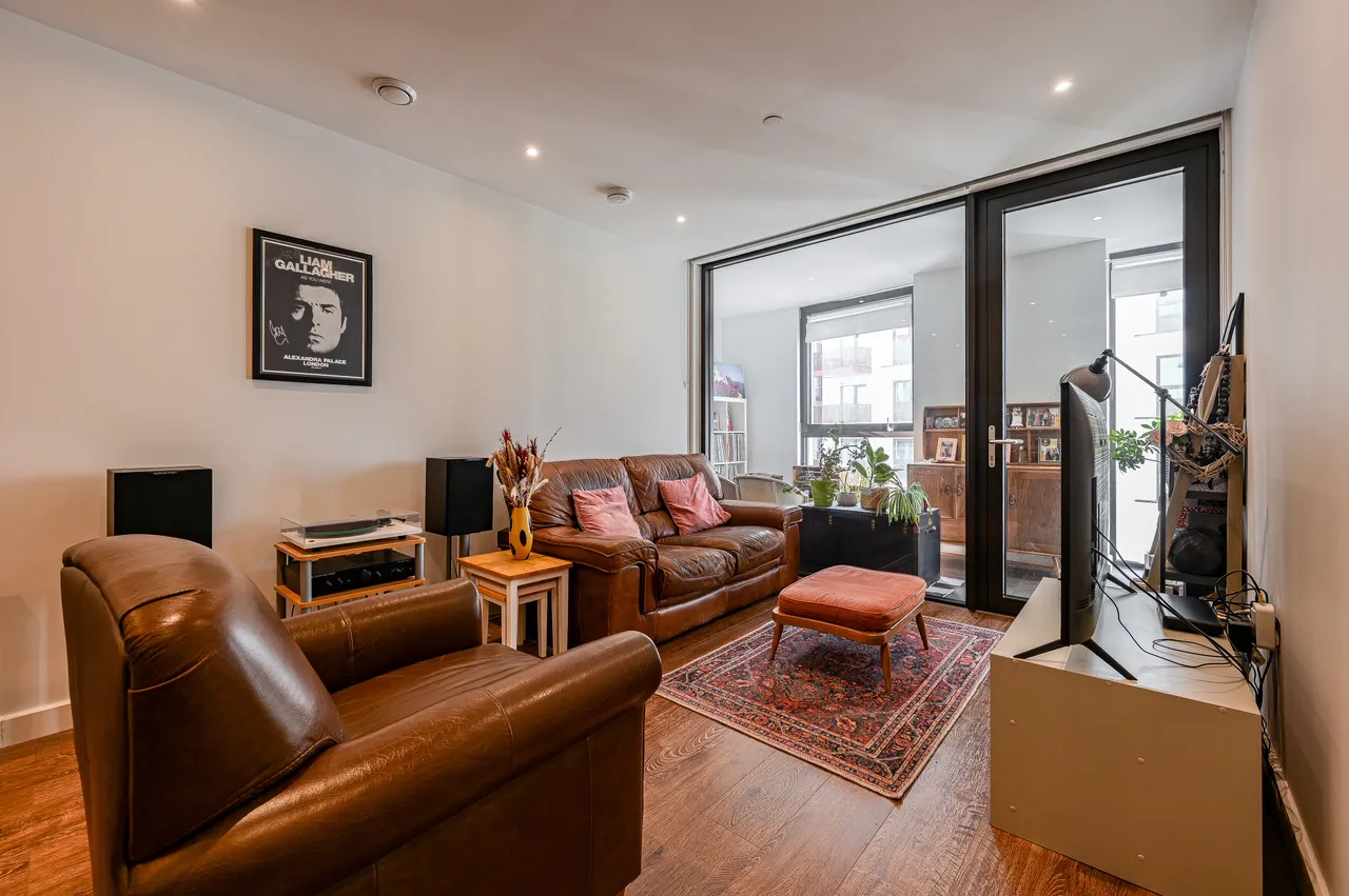 (25% Share) Flat 36, 60 Barge Walk, London, photo 2