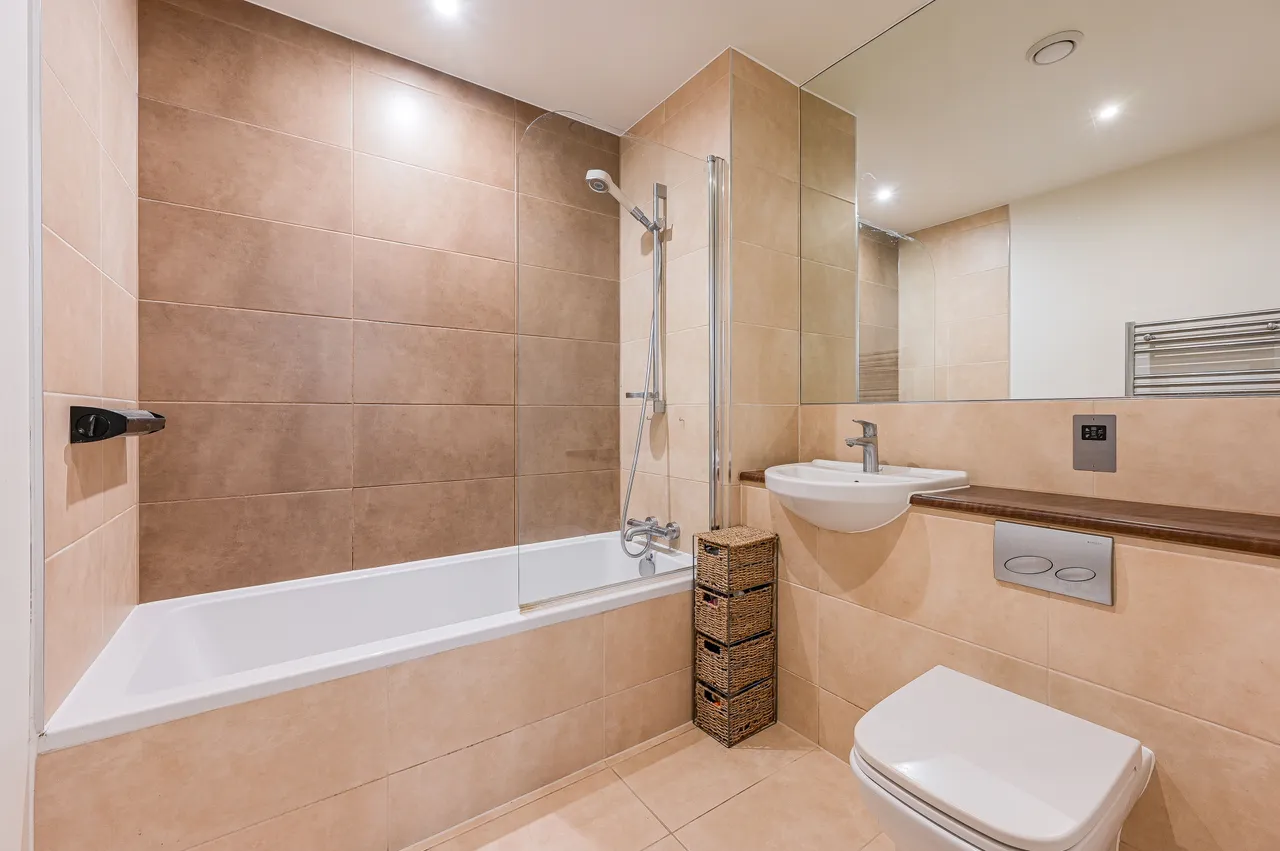 (25% Share) Flat 36, 60 Barge Walk, London, photo 7