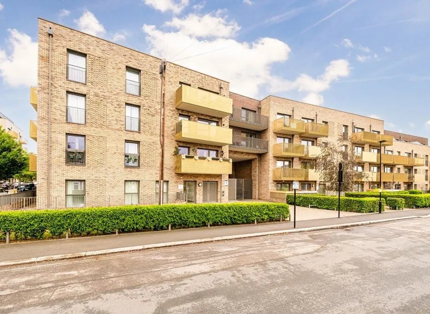 2 bed flat for sale — Selbourne Avenue, Hounslow, TW3