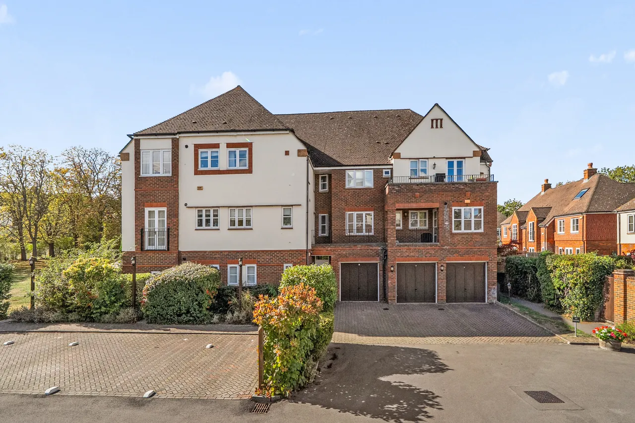 1 bed flat for sale, St. Martins Mews, Pyrford, GU22