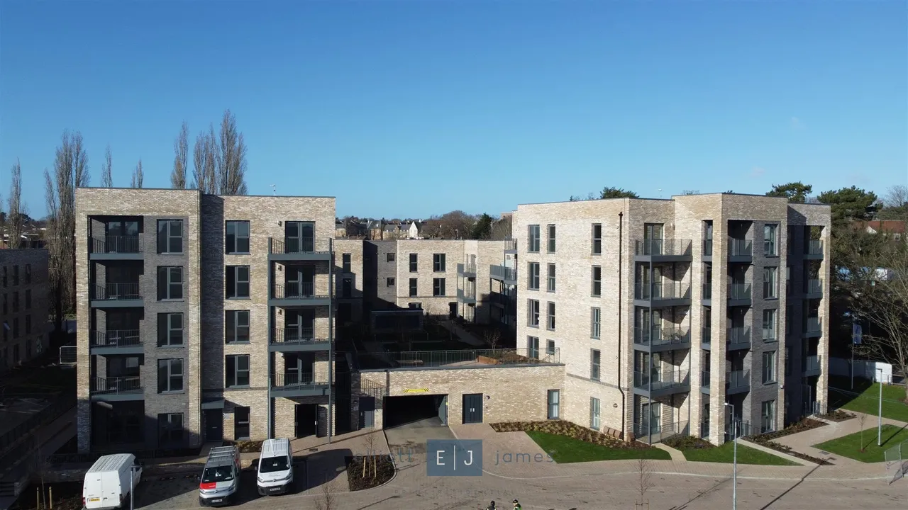 2 bed flat to rent — Epping Gate, Borders Lane, Loughton