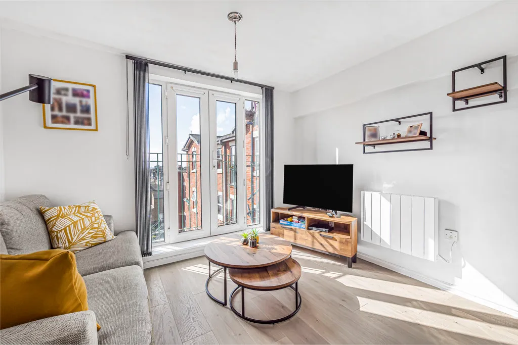 Streatham High Road, London, SW16, photo 4