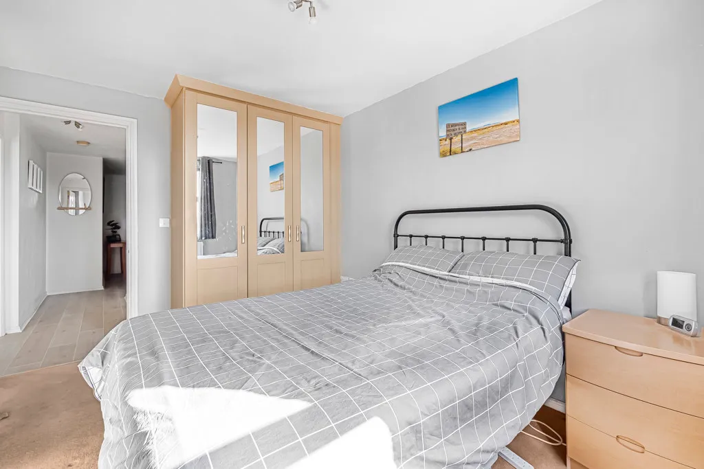Streatham High Road, London, SW16, photo 3