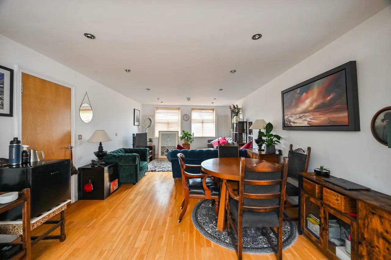 Flat 1 Crown Mews, White Horse Lane, London, photo 3