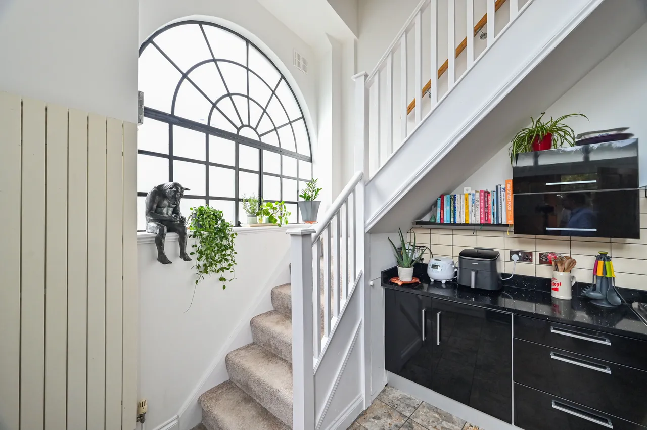 Flat 1 Crown Mews, White Horse Lane, London, photo 7