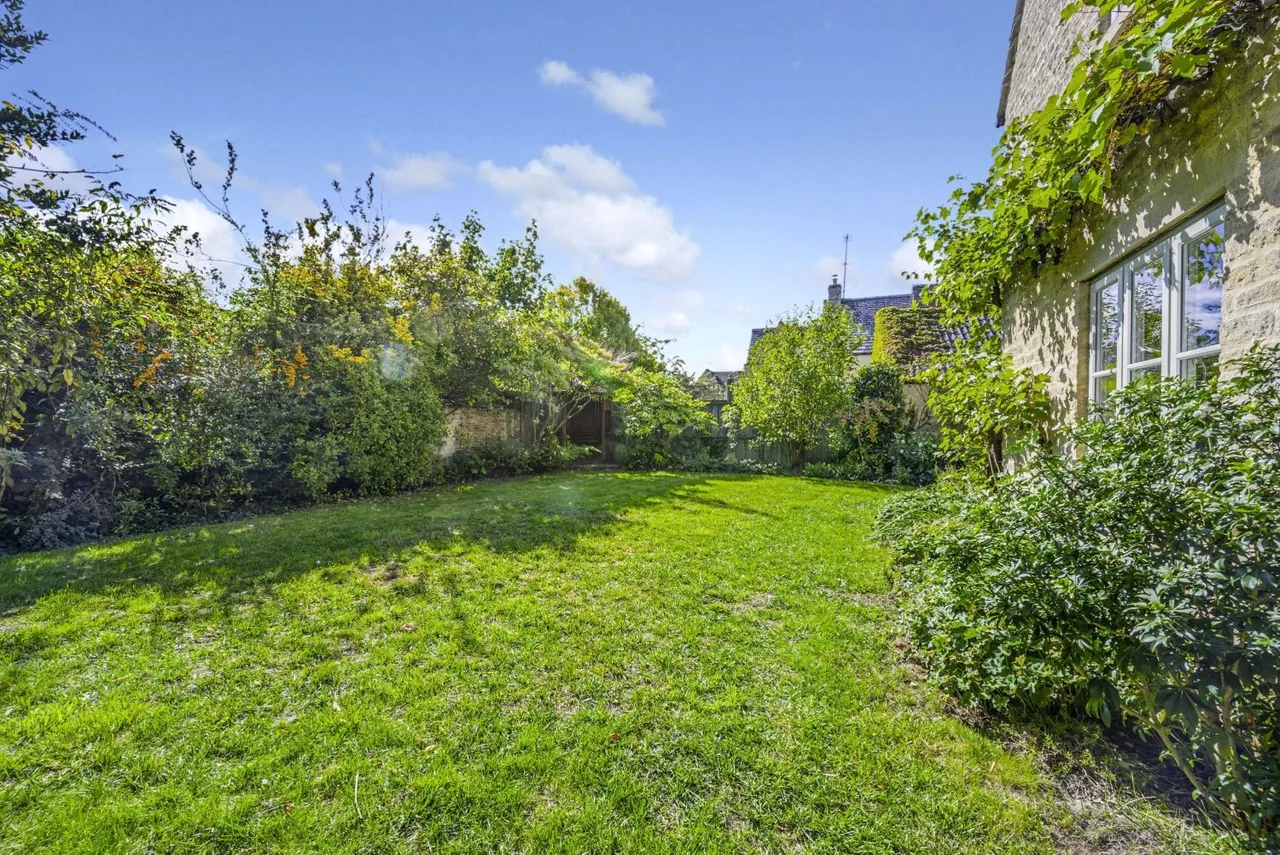 The Secret Garden, South Cerney, GL7, photo 9