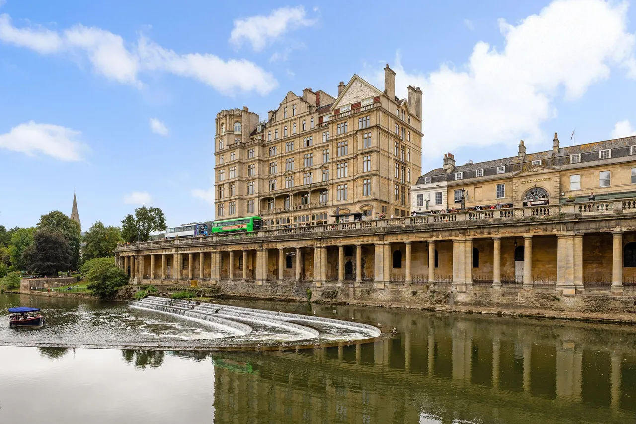 2 bed flat for sale, Grand Parade, Bath, BA2