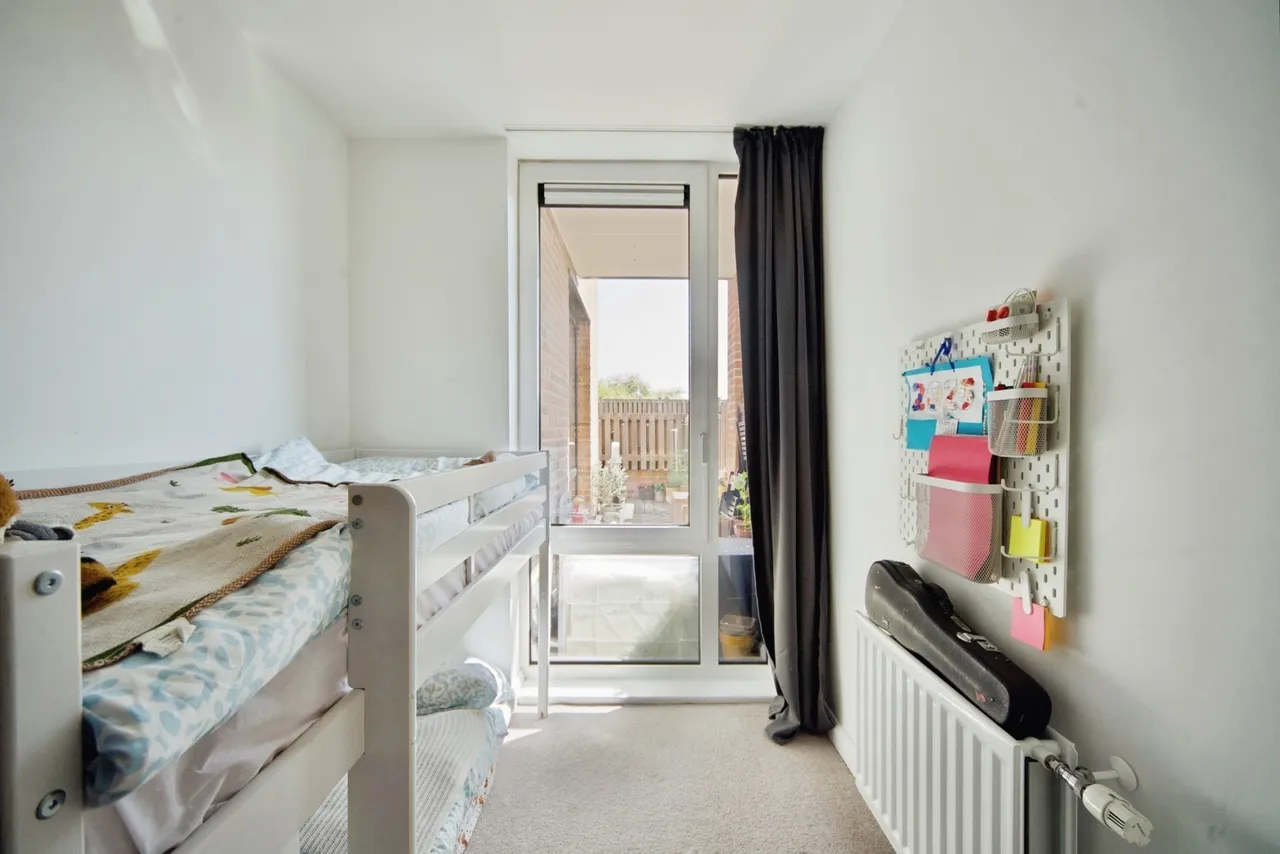 High Road, London, N12, photo 9