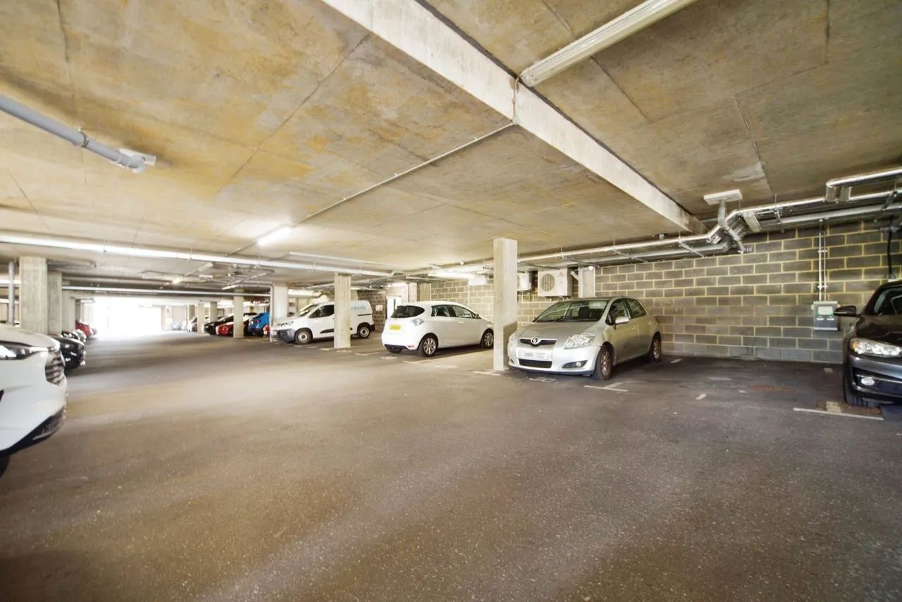 High Road, London, N12, photo 13