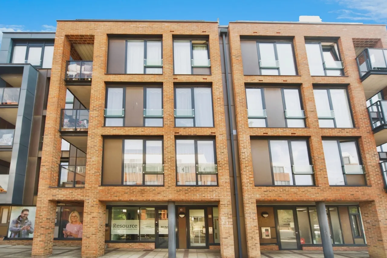 High Road, London, N12, photo 15