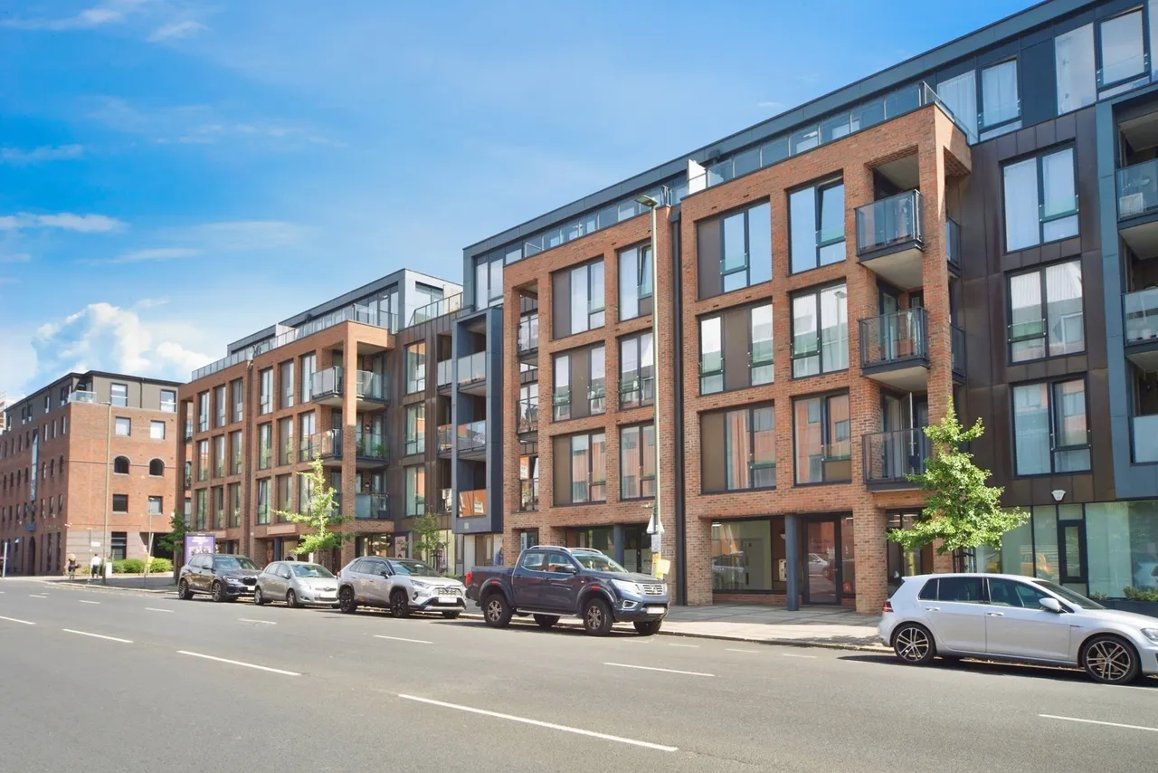 High Road, London, N12, photo 14