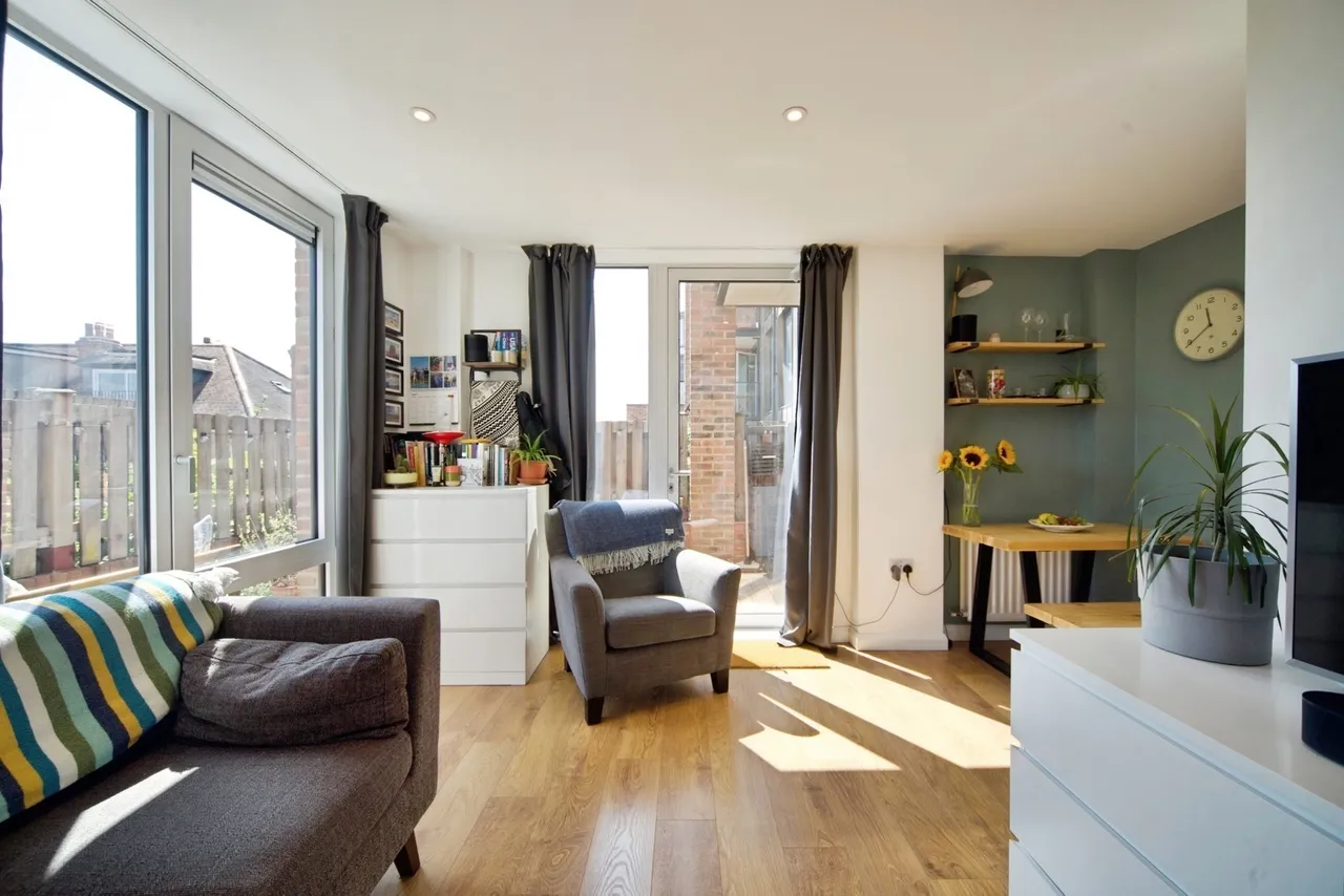 High Road, London, N12, photo 5