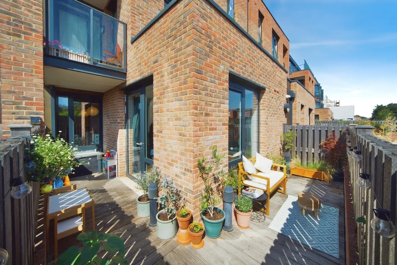 High Road, London, N12, photo 11
