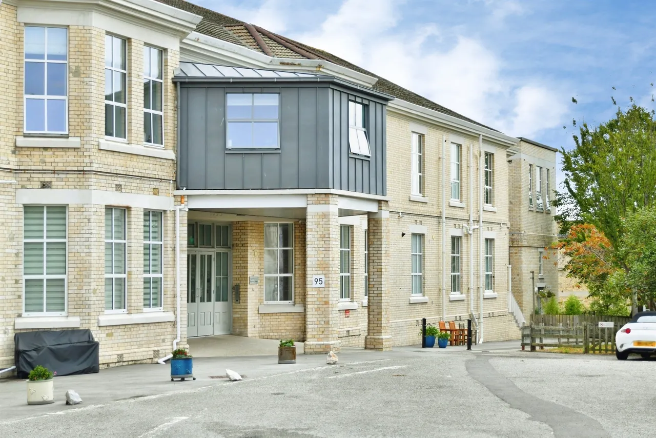 3 bed flat for sale — Craigie Drive, Plymouth