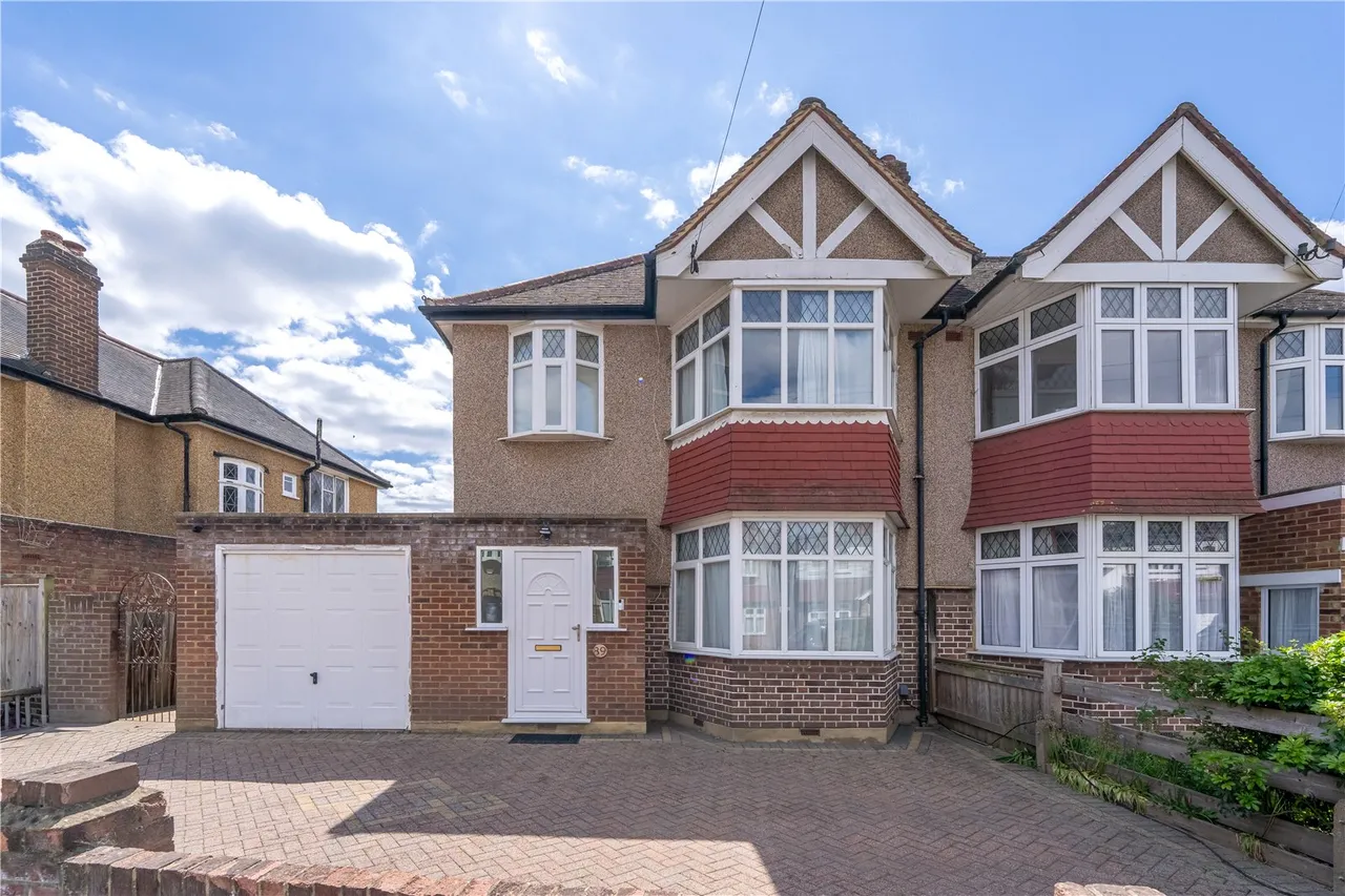 3 bed house for sale — Montrose Avenue, Twickenham, TW2 6HG