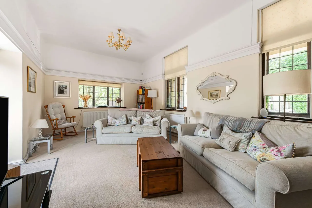 London Road, Felbridge, East Grinstead, Surrey, RH19 2RA, photo 2