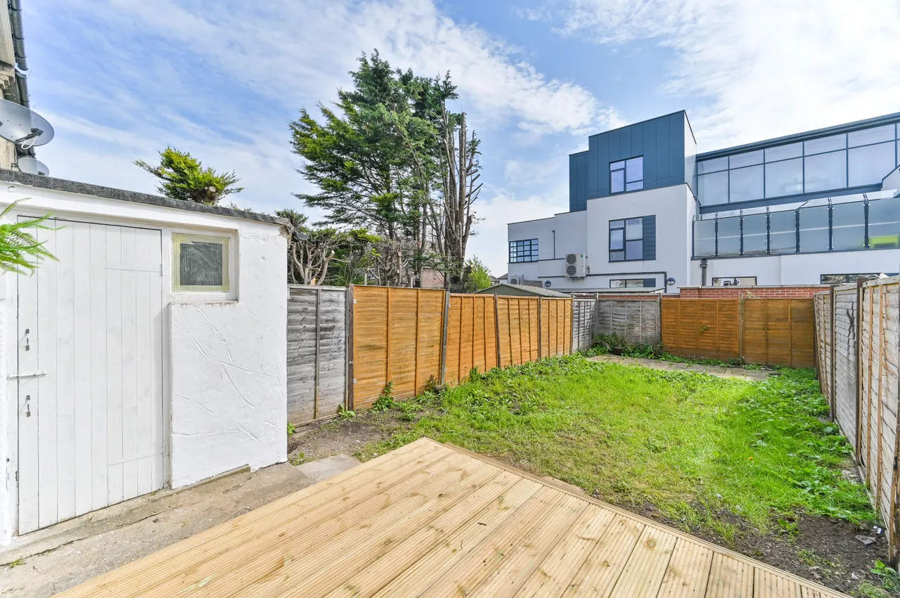 8 Cowper Avenue, Sutton, photo 10