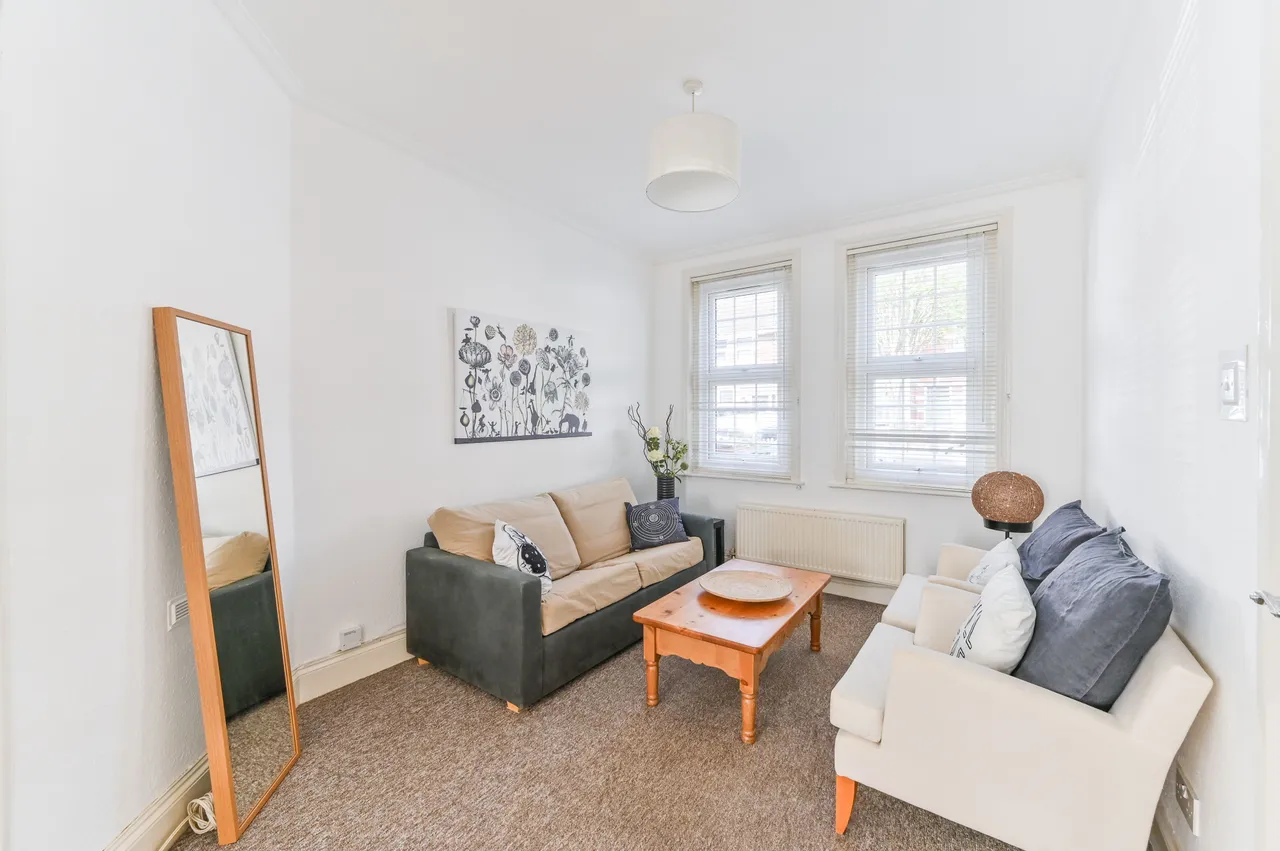 8 Cowper Avenue, Sutton, photo 3