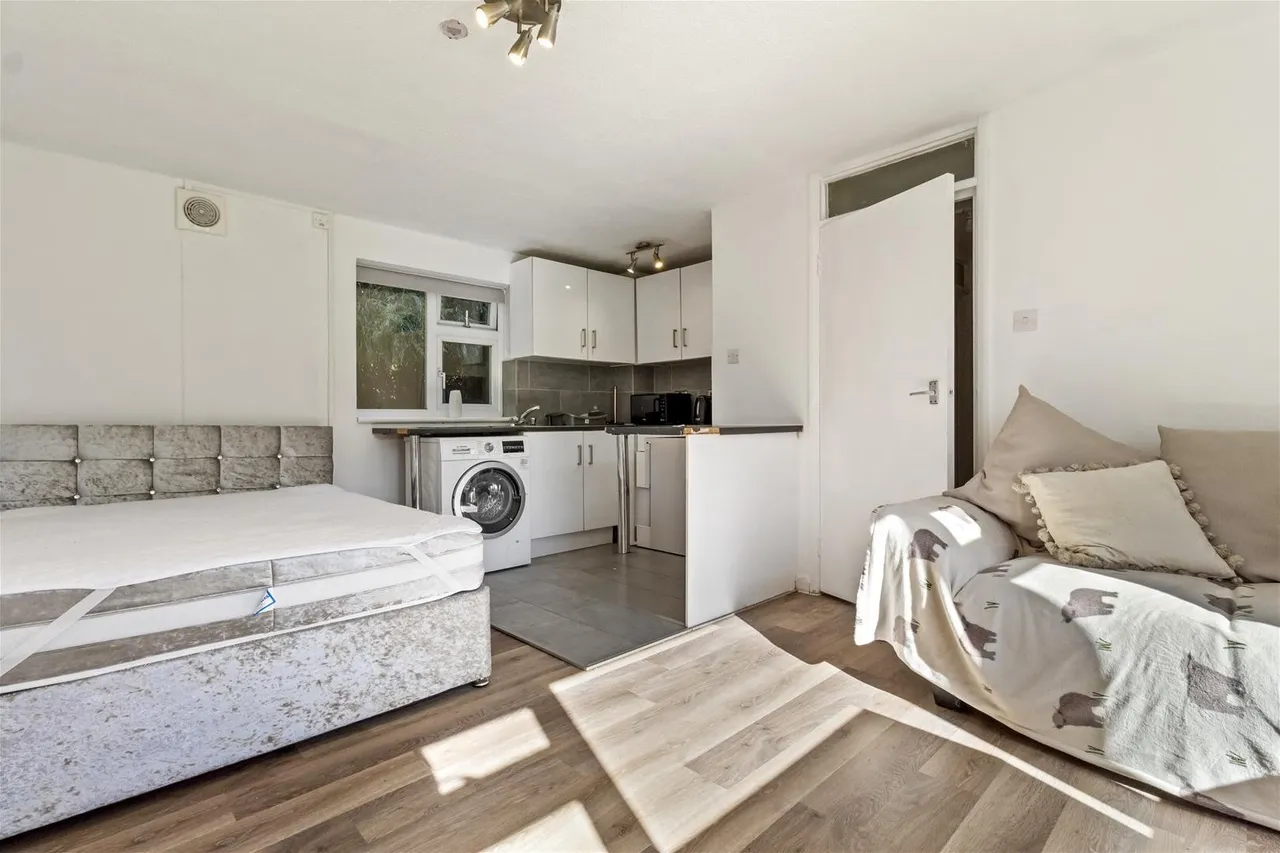 Chesswood Road, Worthing, photo 2