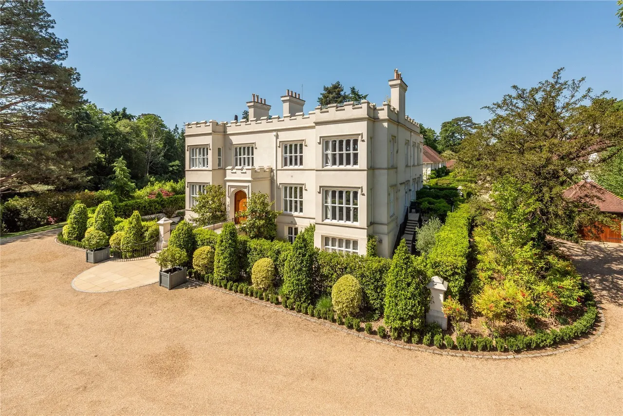3 bed flat for sale, Westcott Road, Dorking, RH4
