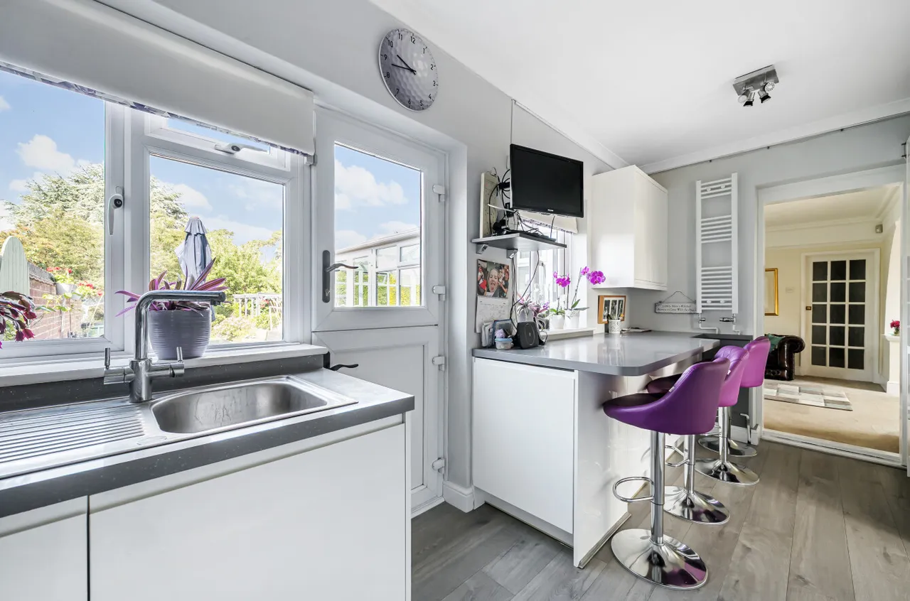 Junction Road, Lightwater, Surrey, GU18 5TQ, photo 5
