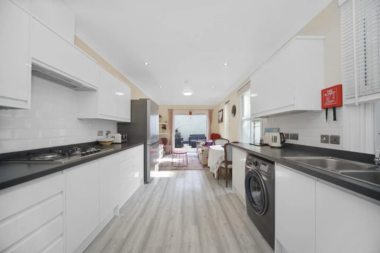 6 bed house to rent — Kilkie Street, London, SW6 2SH